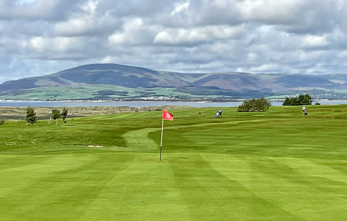 On the 18th, Swinging for a low finish 🏌️‍♂️🏌️‍♀️