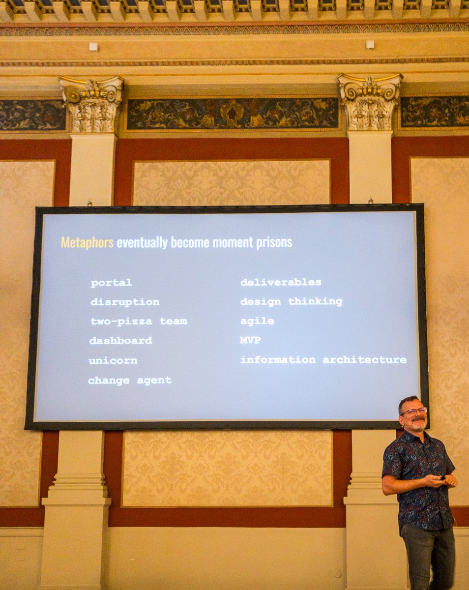 ⛓️ Moment Prisons: Point in time when something becomes more harmful than the value it adds. 
E.g. metaphors like IA, MVP, agile or job titles like UX/UI designer 😉. <a href="/louisrosenfeld/">Louis Rosenfeld</a> at #intersection23. 

Slides at docs.google.com/presentation/d…