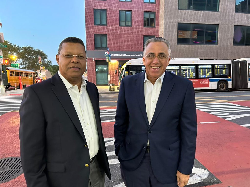 geomargarciard's tweet photo. @hoymismo2 @ColorVisionC9 @super7fm en transmisión especial desde Estados Unidos, con @DanyAlcantaraC @luisinmejia próximos a oficina representación @BanreservasRD en Manhattan, Nueva York. https://t.co/LCGr52FUie