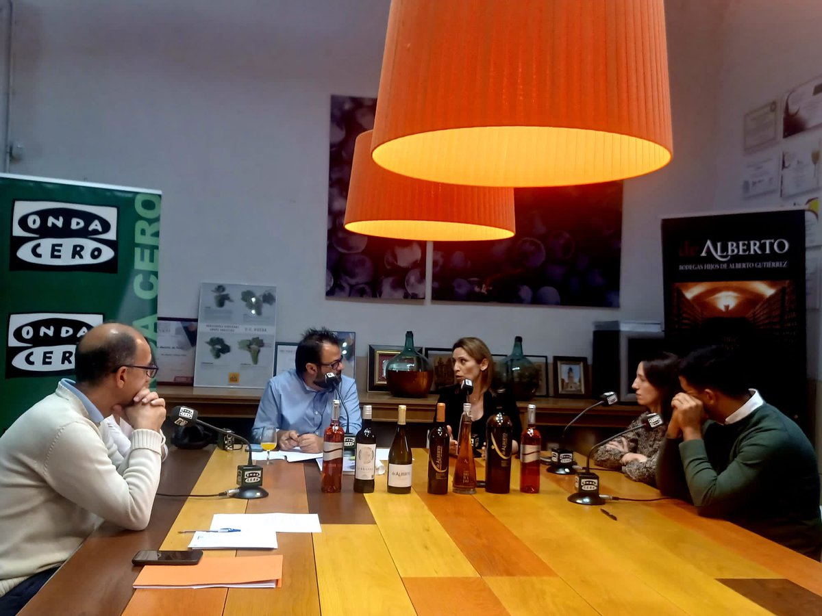 BdeAlberto's tweet photo. Hoy Más de Uno Valladolid llega a Bodegas de Alberto para vivir la vendimia y conocer la historia de nuestra Bodega.

Ya estamos en directo: https://t.co/G5NCS8gmqL

¡No te lo pierdas! 🎙️📻🍷 https://t.co/yQy8ciXb56