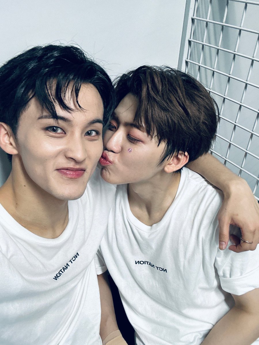 : พี่เหว่งรักตุ๊กมั้ยคะ 
: ตุ๊กถ่ายรูปก่อนนนน