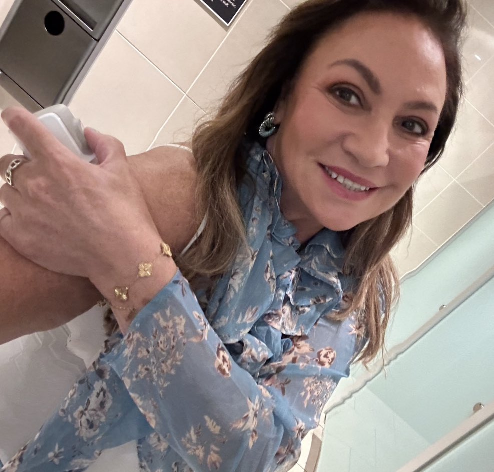NorahCasey's tweet image. Best laid plans.. racing to get to a lil photoshoot for @Diabetes_ie #testcampaign earlier and the irony of it 😱 forgot to change my @dexcom #G7CGM sensor but #quickasaflash I popped it on and was up and running in no time #diabetesboss #diabetestype1 #stayingsafe 😂💚🙏