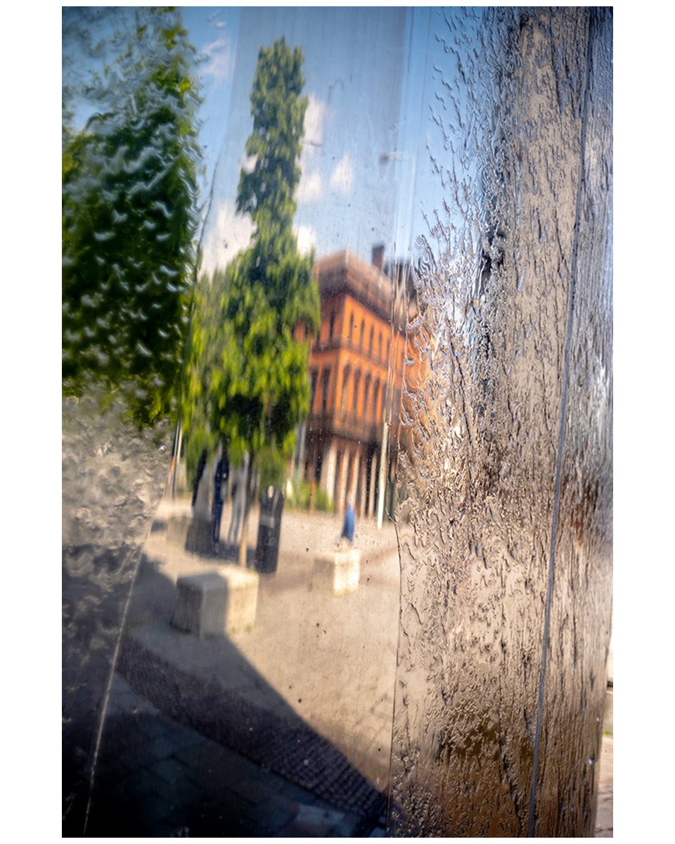 Filmic warm tones shot with the superb LightLensLab 50mm f/2 Speed Panchro II lens, using the Leica M11.

#leica #leicauk # lightlenslab #leicam11 #lightlenslabspeedpanchro2