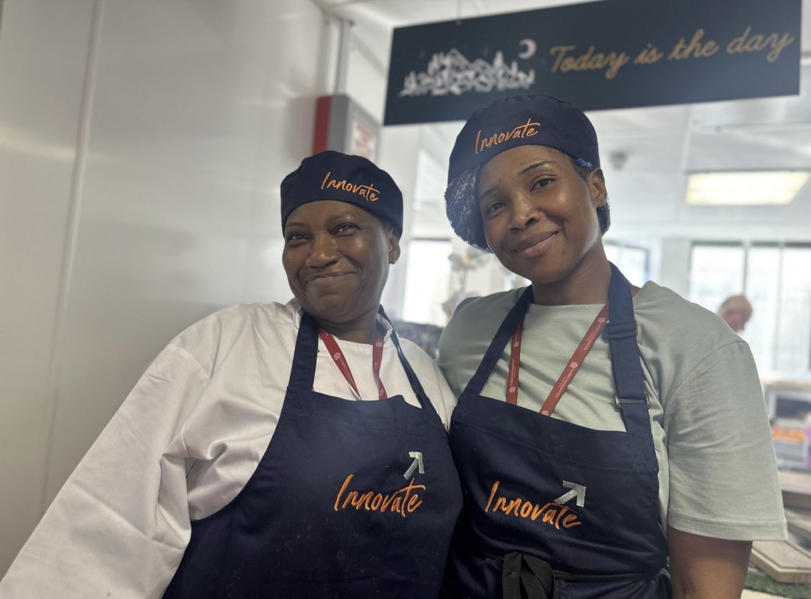 SchoolCatering's tweet photo. The first two weeks of term have been busy, but it’s great to be back doing what we do best!

Shout out to our wonderful colleagues, who have been wowing customers with vibrant, delicious and nutritious meals.

 #schoolcatering #academic #backtoschool #catering #team #food https://t.co/BvLLT38MwH