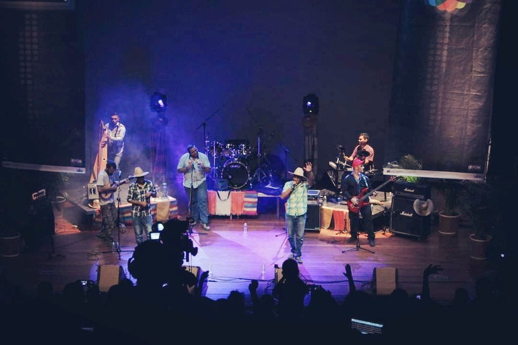 Seguiras siendo la estrella
Que iluminaba el camino  
Del poeta peregrino
Que zarpa a golpe de seis 
Recitando en cada huella 
El porque de mi destino 
Taloniando' al Frontino 
Sin rumbo fijo y sin ley 
#razacampesina