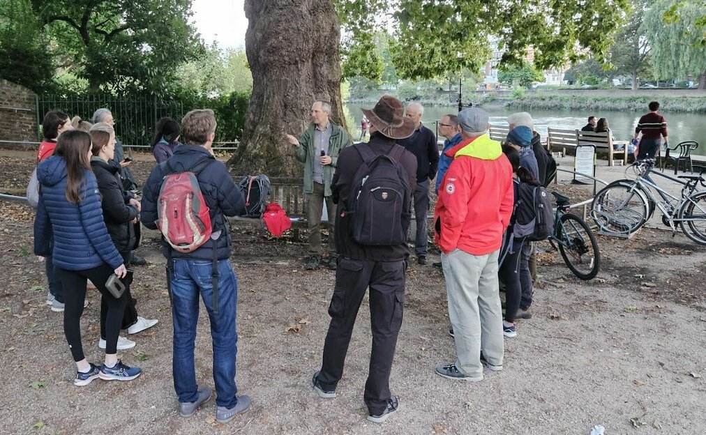 Last night, @GGRichmon ran, walked and cycled along the @RiverThames with @LondonBatGroup to survey the bat population. Using special monitors, they counted several 100 bats with all the data recorded for a scientific study with the @_BCT_ 🦇 #GoGoodGetFIt @RaleighBikes_UK