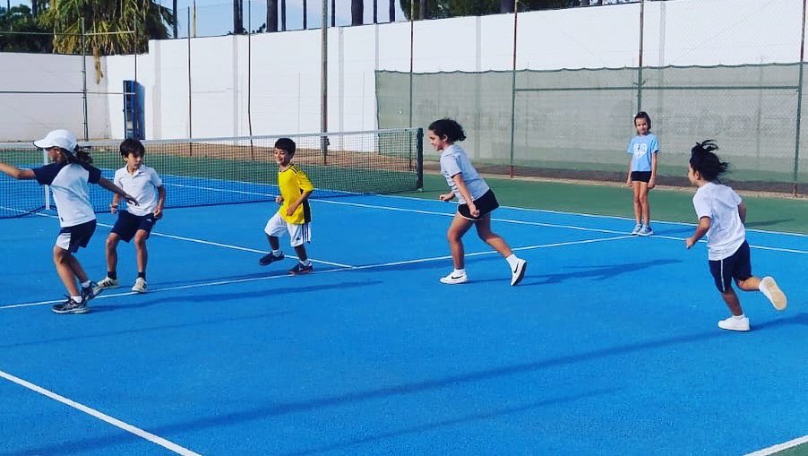 Y seguimos #entrenando en nuestra escuela de #tenis. 

Ya estamos completos y en lista de espera. 
Solo tenemos plazas en minitenis lunes y miércoles de 17h a 18h. 

#escuelatenis #espartinas #cdas