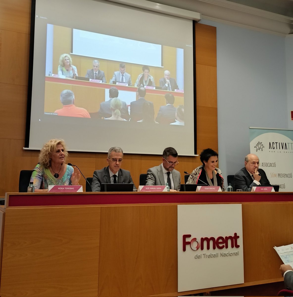 El Dr <a href="/josemanuelsori7/">jose manuel soria</a>, director de la Unitat de Genòmica de Malalties Complexes a l'#IIBSantPau, i part de l'organització del Fòrum amb @activattrombosi, participa a la taula rodona sobre medicina personalitzada i dades sintètiques d’IA com a impulsores de la innovació en salut.