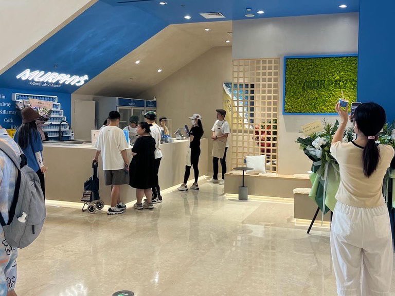 From Dingle to Dalian! Murphy’s Ice Cream is officially open in the Pavilion shopping mall in Dalian, China! 🇨🇳 Thank you to everyone who helped get us there, and best of luck to our colleagues in Dalian! #murphysicecream #irishproducers #dalian #china #irishicecream