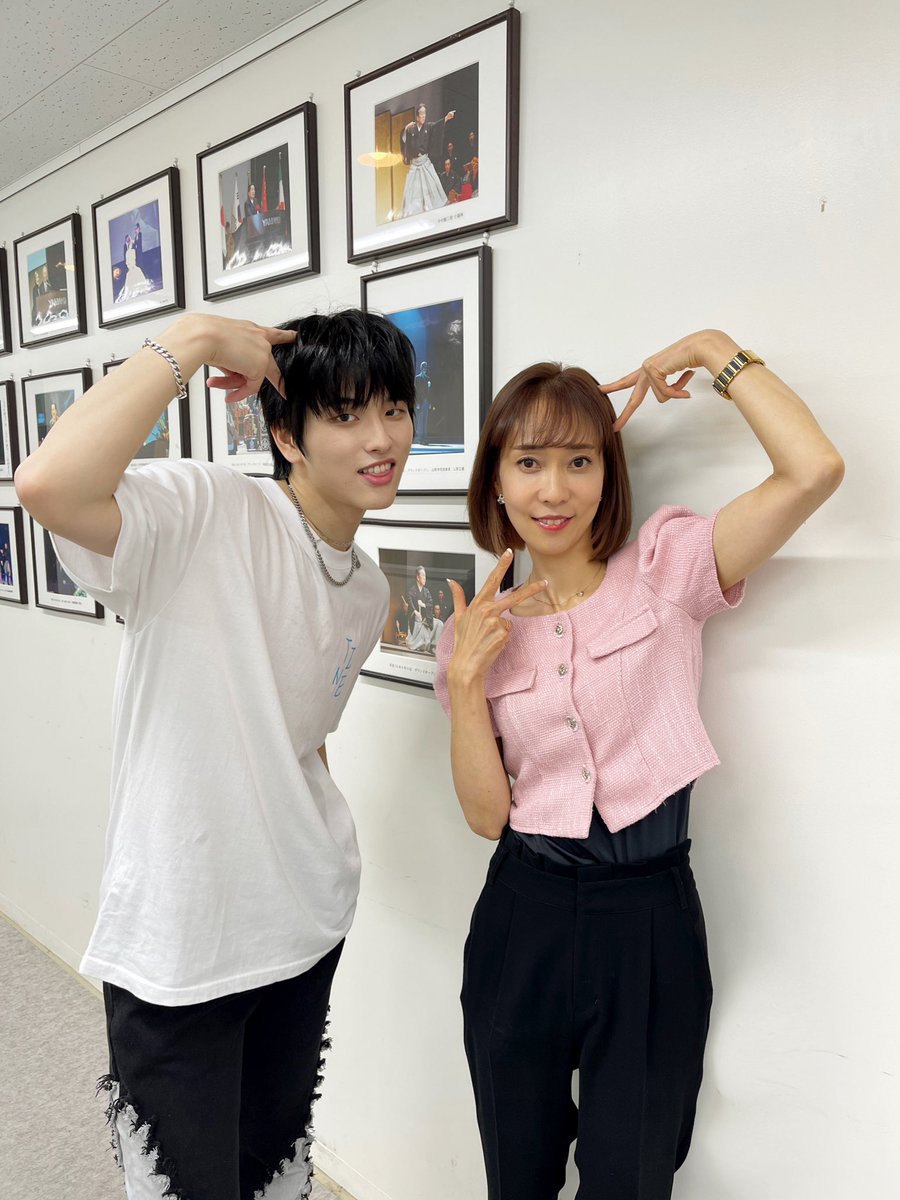 mc_hyeona's tweet photo. #イ・スンファン 日本初 #ファンミーティング🥳MCを務め,先生と生徒の学校コンセプトで演技にも挑戦❤️‍🔥K-POPサークル顧問ヒョナ先生&amp; #ONLEE 学級委員長の小コントはいかがでしたか？場内は終始,沸いており,唯一無二の #온리 くんの新しい門出“ニューチャプター”にお供できて嬉しかったです！！
#이승환 https://t.co/tDrGv9x1nF