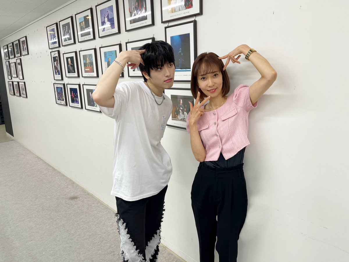 mc_hyeona's tweet photo. #イ・スンファン 日本初 #ファンミーティング🥳MCを務め,先生と生徒の学校コンセプトで演技にも挑戦❤️‍🔥K-POPサークル顧問ヒョナ先生&amp; #ONLEE 学級委員長の小コントはいかがでしたか？場内は終始,沸いており,唯一無二の #온리 くんの新しい門出“ニューチャプター”にお供できて嬉しかったです！！
#이승환 https://t.co/tDrGv9x1nF