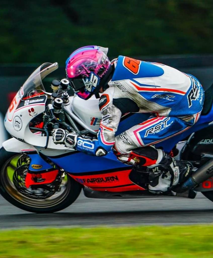 OakPower's tweet photo. Acaba de firmar el triunfo en Oulton Park y confirma su ataque al Número 1 en el Campeonato British SuperSport. Se trata de @cameronfraser66 el piloto con los colores de #OakPowerPR sobre su moto que está siendo el gran protagonista de un final de temporada apasionante. https://t.co/mfiBJVJ9jS