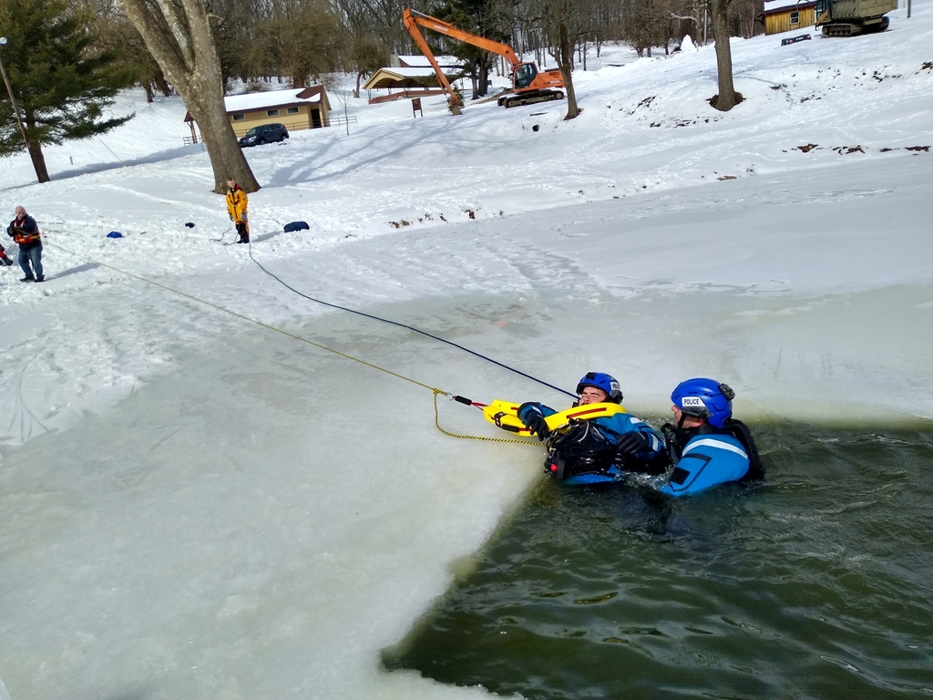 When winter comes is your team ready for ice rescues? 
Ice rescues aren’t something your team should take lightly, they require specialized training and prep. 
Make sure your divers are prepared with the Ice Rescue course. 
tdisdi.com/erdi/get-certi…
📸: Do It Right Diving