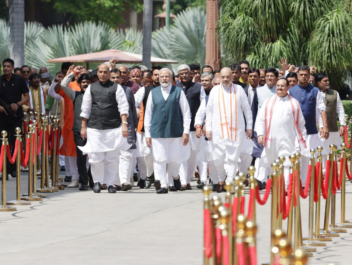 BJP4Gujarat's tweet photo. हम निकल पड़े हैं प्रण करके, 
अपना तनमन अर्पण करके,
ज़िद है एक सूर्य उगाना है,
अम्बर से ऊंचा जाना है,
एक भारत नया बनाना है।

- प्रधानमंत्री श्री @narendramodi जी https://t.co/C8LDsoL3Po