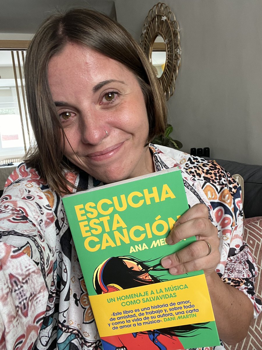 Ha llegado 🥹
Puf. No tengo palabras
Dentro de un mes estará en librerías y ya se puede pedir online donde queráis. 
No me lo puedo creer aún.
Gracias a <a href="/sumadeletras/">SUMA DE LETRAS</a> y <a href="/penguinlibros/">Penguin España 🐧📚</a> por confiar en mí. 
#EscuchaEstaCanción