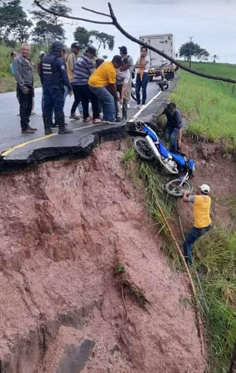 partidoUNT's tweet photo. Legislador #CLEB y secretario general de @BarinasUNT_ César Cadenas, aseguró que "la falta de inversión del Ejecutivo Nacional en las vías nacionales, tiene destruida la #T005 en #Barinas por múltiples fallas y socavaciones".
https://t.co/BYthnHoZhw
#19Septiembre https://t.co/VeT2MKQcPJ