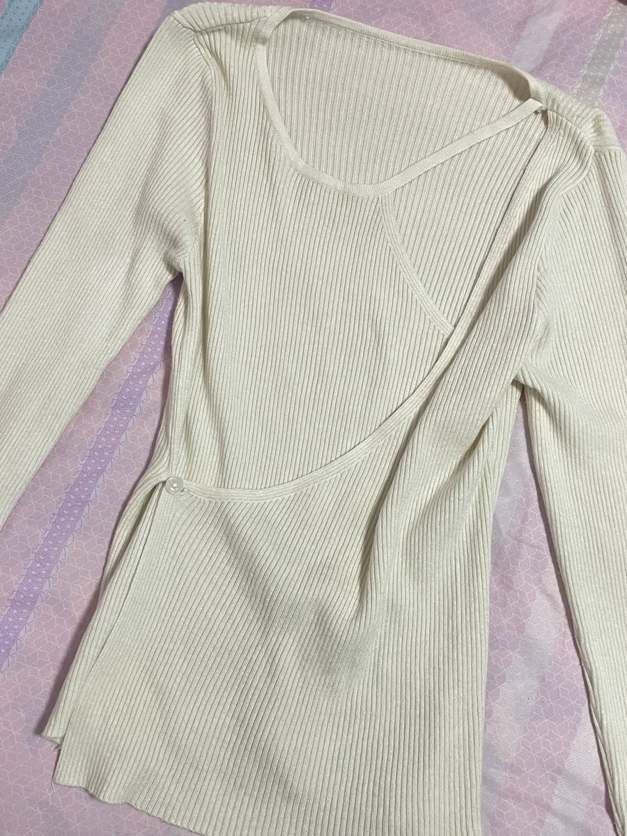 StilKeahli's tweet photo. ส่งต่อ เสื้อไหมพรมแขนยาว 70 ส่งฟรี ✨ สนใจเดมขอดูพต.ได้นะคะ🎀🫶🏻 #ส่งต่อเสื้อผ้ามือสองสภาพดี #ส่งต่อเสื้อผ้ามือสองราคาถูก #ส่งต่อเสื้อผ้า #ส่งต่อปาดไหล่ #ส่งต่อเสื้อครอป #เสื้อไหมพรม #เสื้อผ้าสไตล์เกาหลี #ส่งต่อเสื้อผ้าy2k https://t.co/eQZsT4cjHK
