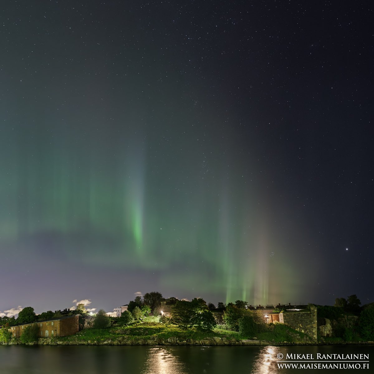 #AuroraBorealis last night in #Suomenlinna with my night photography course 🙂 #Helsinki #Finland #visithelsinki #visitfinland #myhelsinki #revontulet #northernlights