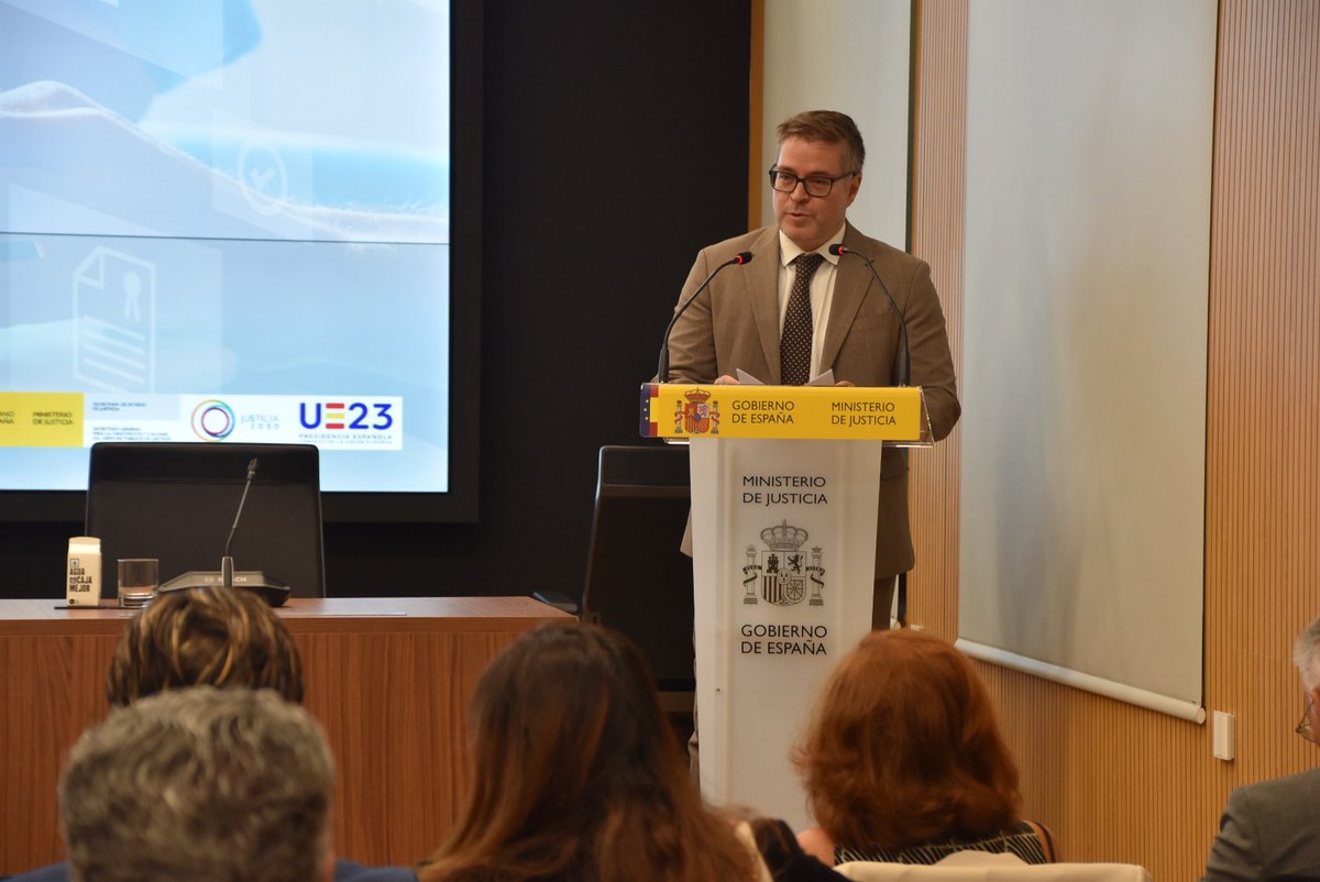 justiciagob's tweet photo. Aitor Cubo, DG de Transformación Digital de la Admón. de Justicia, ha explicado cómo es la orientación al dato en el proyecto de la #CDCJ y cómo ha influido la robotización. https://t.co/6fSFg734wM