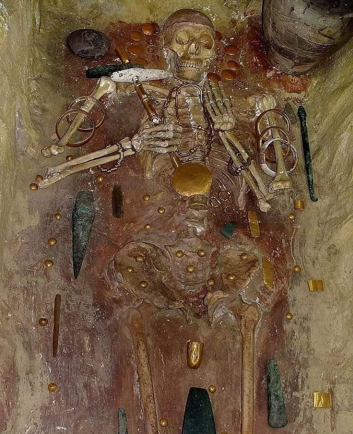 archeohistories's tweet photo. In 1970s, Archaeologists in Bulgaria stumbled upon a vast Copper Age necropolis from 5th Millennium BC, containing oldest golden artifacts ever discovered near city of Varna.

Varna Culture; that emerged on shores of lakes near Black Sea some 7000 years ago.

This grave is also known as grave of golden penis, because of mysterious pure gold covering around these parts. Reason is still unknown why and whom placed these.

#archaeohistories