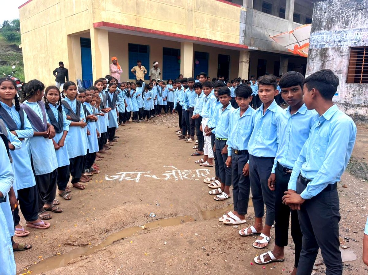 roat_mla's tweet photo. आज दिनांक 19.09.2023 को ग्राम पंचायत माण्डेला उपली के राजकीय उच्च माध्यमिक विद्यालय रं���पुर में विद्यालय क्रमोन्नत, कक्षा-कक्ष उद्घाटन एवं सड़क शिलान्यास कार्यक्रम में शरीक हुए। आप सभी के इस प्रेम और स्नेह के लिए जोहार धन्यवाद। https://t.co/yXVhZJZQ2h