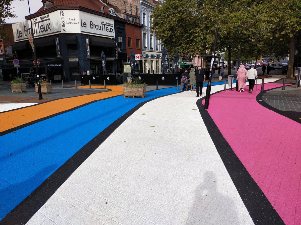 A Roubaix, une belle réalisation d'urbanisme tactique :

➡️sécuriser les traversées du carrefour (passage de 2x2 à 2x1 voie, feux de circulation supprimés)

➡️casser la vitesse des voitures

➡️donner envie d'aller vers le centre-ville qui se trouve a 5 minutes à pied