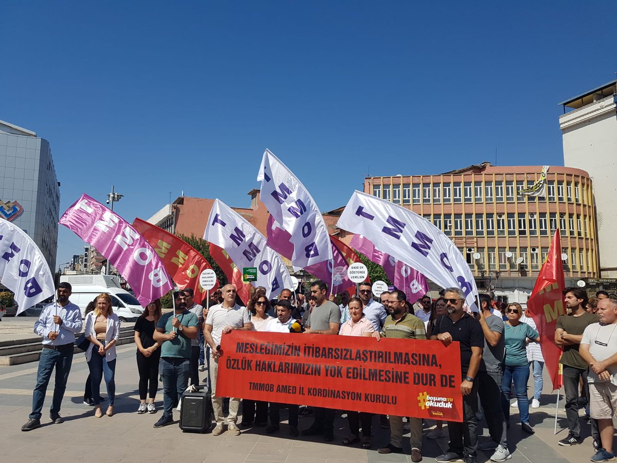 TMMOB Diyarbakır İl Koordinasyon Kurulu; Mühendis, Mimar ve Şehir Plancıları Dayanışma Günü dolayısıyla 19 Eylül 2023 tarihinde bir basın açıklaması yaparak TMMOB'nin "Boşuna mı Okuduk" kampanyasına ses verdi.
#Bosunamiokuduk 

tmmob.org.tr/icerik/tmmob-d…