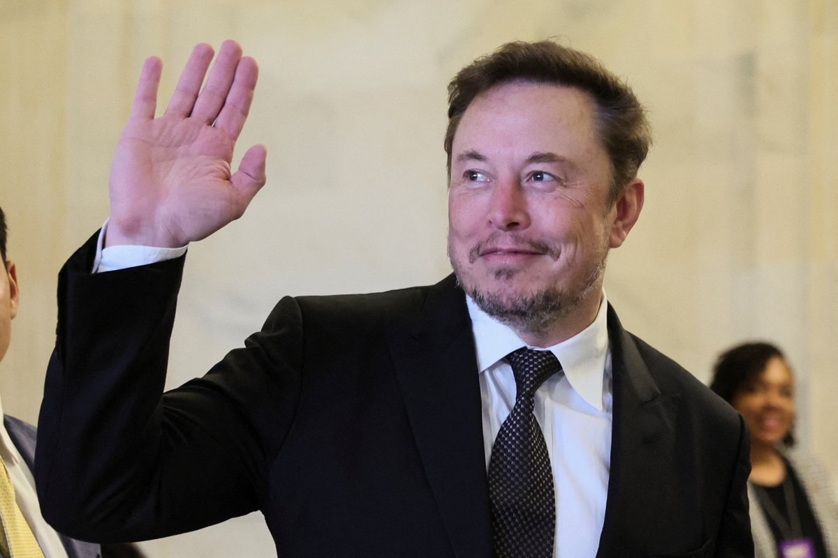 BBCAfrica's tweet photo. Would you pay to use Twitter? Elon Musk has suggested that all users of X, formerly called Twitter, may have to say goodbye to free use and pay for access to the platform. Here's the full story: https://t.co/NwP3XmvNl1 https://t.co/4snJdy9yhy