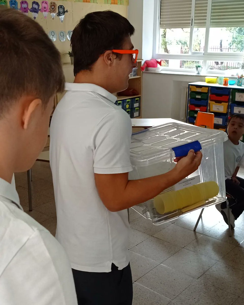mcorredentora's tweet photo. 🍽️ Dentro de las actividades que se hacen en Talleres Formativos para fomentar la autonomía, en este curso los alumnos han comenzado a repartir el menaje a las clases que por edad no acuden al comedor. 
 Trabajamos desplazamientos, lectoescritura, habilidades sociales... https://t.co/BldMsp0fX6