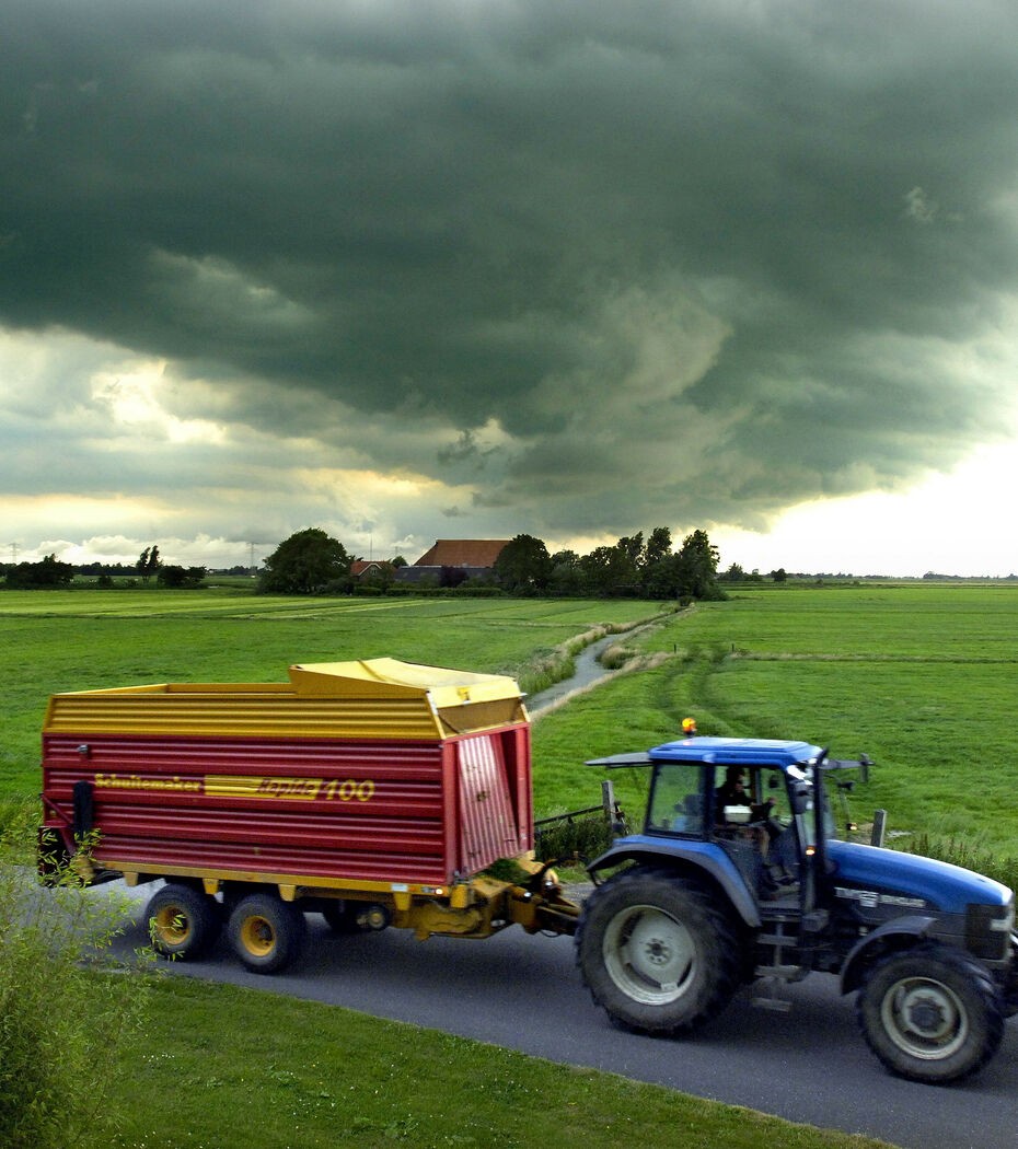 Het is weer oogstseizoen  🚜. Zwaai als wandelaar of fietser en wacht in de berm als je een boer tegenkomt 👋.  Tijdens het rooien kan het gebeuren dat er modder achterblijft op de weg. Let als wielrenner of motorrijder goed op! Zo zorgen we samen voor de verkeersveiligheid 💪.