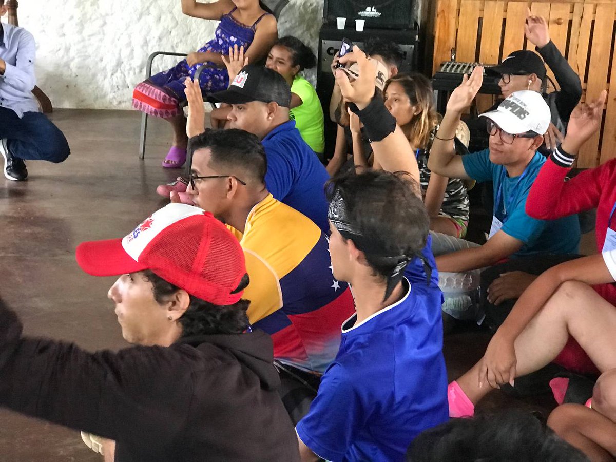 En el 2do dia de nuestro campamento Fveu junto a la Juventud del Movimiento Paz y Vida, realizamos formaciones académicas y políticas para nuestros Universitarios.

Junto al diputado de la AN Juan Simón Primera y el Alcalde Oscar Orsini.
