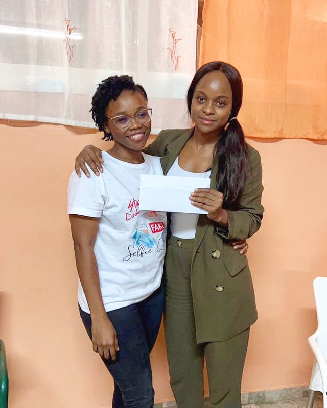 El pasado viernes nuestra presidenta Esther Santander recibió a Odalis Sulu Mpesa, quien quería ayudar a AMUTSE en el proyecto “Hermana Mayor”.
Un gran gesto para nosotras.
Gracias.