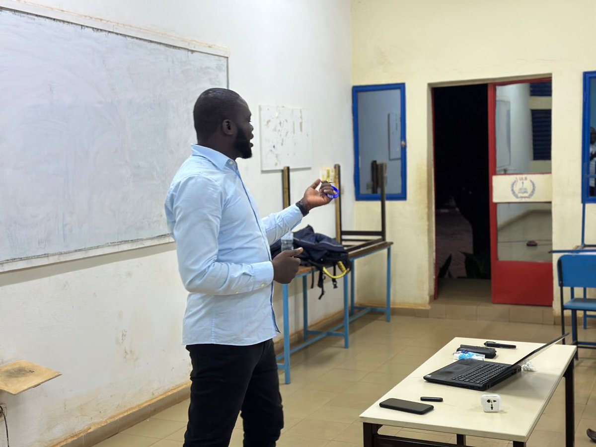 SebWili's tweet photo. #Formation sur la rédaction de #CV et #LM au profit des @heroinesdufaso  .
#Youth #Work #Education https://t.co/dQY6X0Z4fK