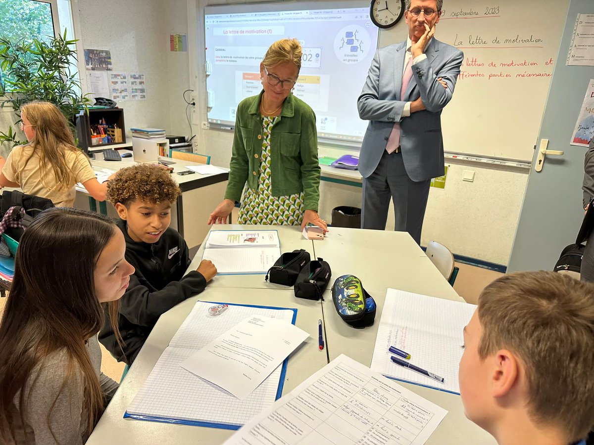 A la cité scolaire de #Mourenx je rencontre élèves et professeurs de SEGPA qui présentent leur projet #NotreEcole co-construit à partir des besoins identifiés pour renforcer l’attention des élèves dans les apprentissages, accompagner les gestes professionnels #classes flexibles