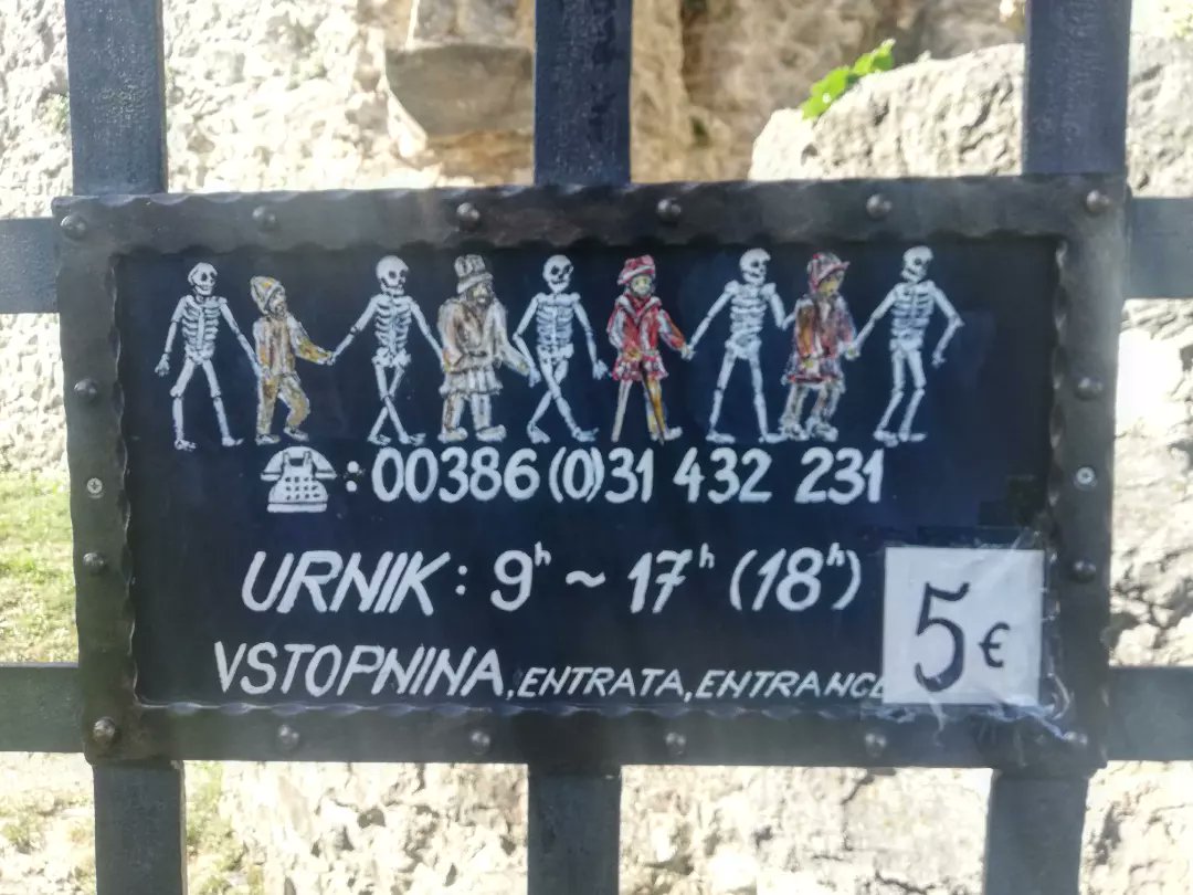 Getting lost in churches in the Balkans. Or: Memento mori 🔥☠️.
Here in the Church of Holy Trinity in Hrastovlje, Slovenia.