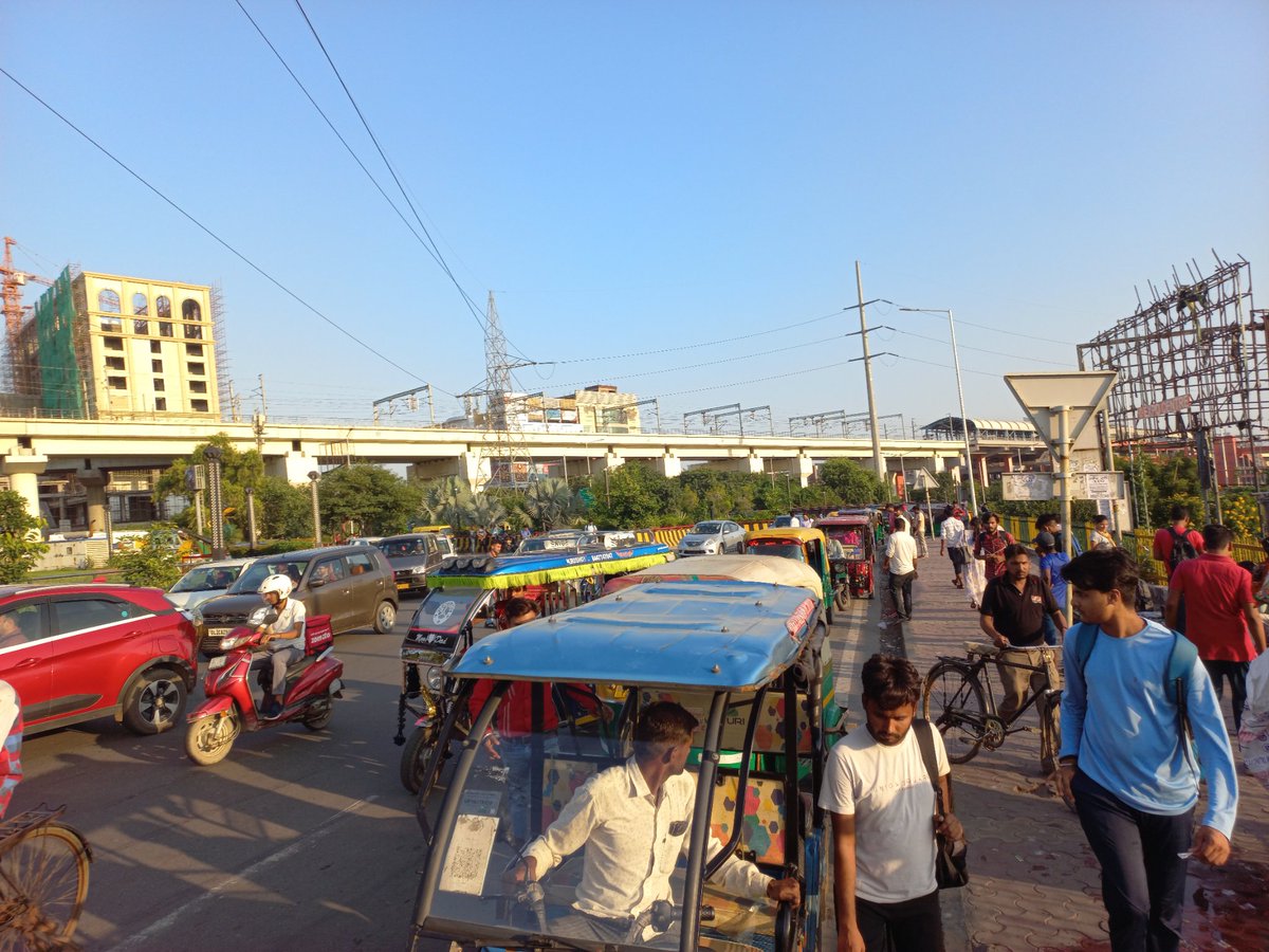 नोएडा। सेक्टर62 के गोलचक्कर पर इ-रिक्सा व ऑटो चालको ने किया अवैध कब्जा, <a href="/noidatraffic/">Noida Traffic Police</a> के नाक के नीचे अवैध स्टैंड का खेल जारी। <a href="/Uppolice/">UP POLICE</a>