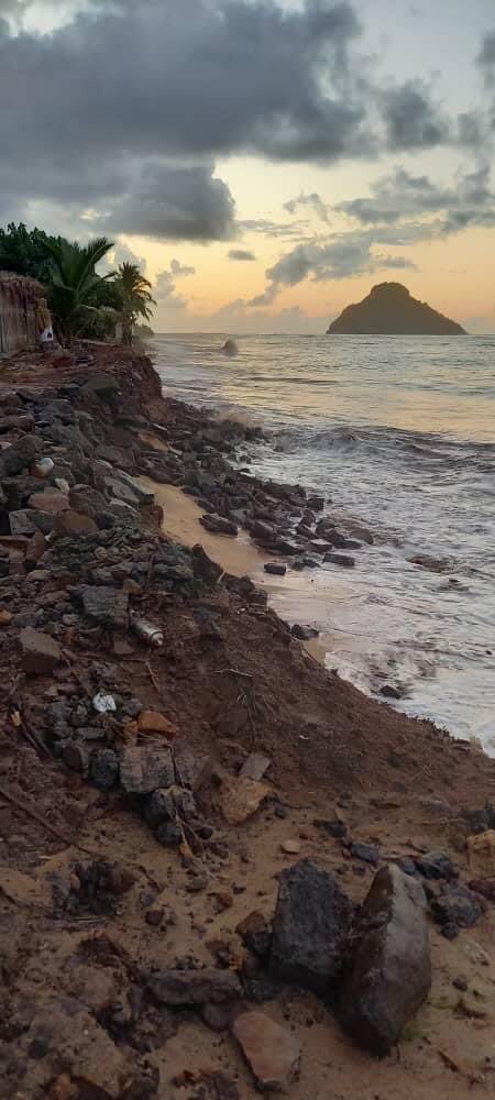ORTC_Officiel's tweet photo. Ce matin, plusieurs régions du pays, notamment Ntsaoueni, Moidzaza Mboini et Noumachoiwa, sont confrontées à une montée des eaux, entraînant des dommages matériels.
📸 Basra-Live, Ntsaoueni Ngomé
#comores #inondation #mer https://t.co/HKoQX8CnPs