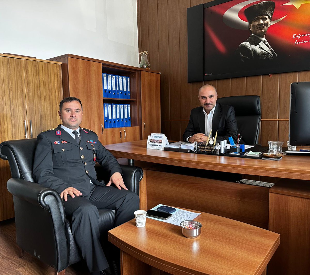 KamNufus's tweet photo. Sarıkamış İlçe Jandarma Komutanımız Sn. Alim Burak Yüzbaşımıza Nüfus Müdürümüze yapmış olduğu nazik ziyaretleri için teşekkür ederiz.
@TC_Sarikamis @TCNufus @TC_icisleri 
#hayatınızınheranında https://t.co/RYYEylGNSv