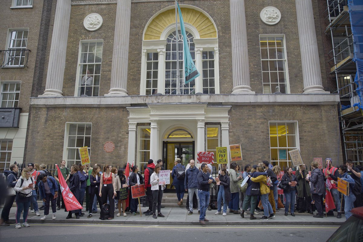 IWGBunion's tweet photo. π₯ TODAY WAS THE FIRST EVER STRIKE DAY AT THE RSA IN ITβS 270 YEAR HISTORY π₯
Huge solidarity with @RsaUnion who took to the picket line today for an amazing strike day, and thank you to @johnmcdonnellMP and @ZackPolanski for your inspiring speeches!
#FairPay4RSA https://t.co/oirGB0JKV9