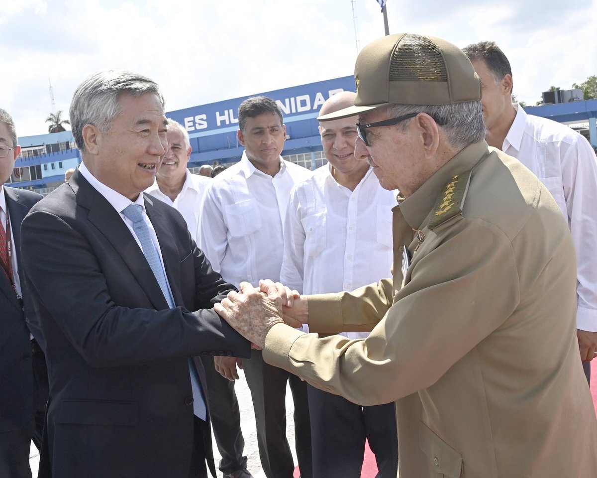 El General de Ejército Raúl Castro Ruz acompañó a Li Xi  al aeropuerto internacional José Martí, donde fue despedido al pie de la escalerilla de la aeronave, como expresión de las entrañables relaciones entre #Cuba🇨🇺 y #China🇨🇳