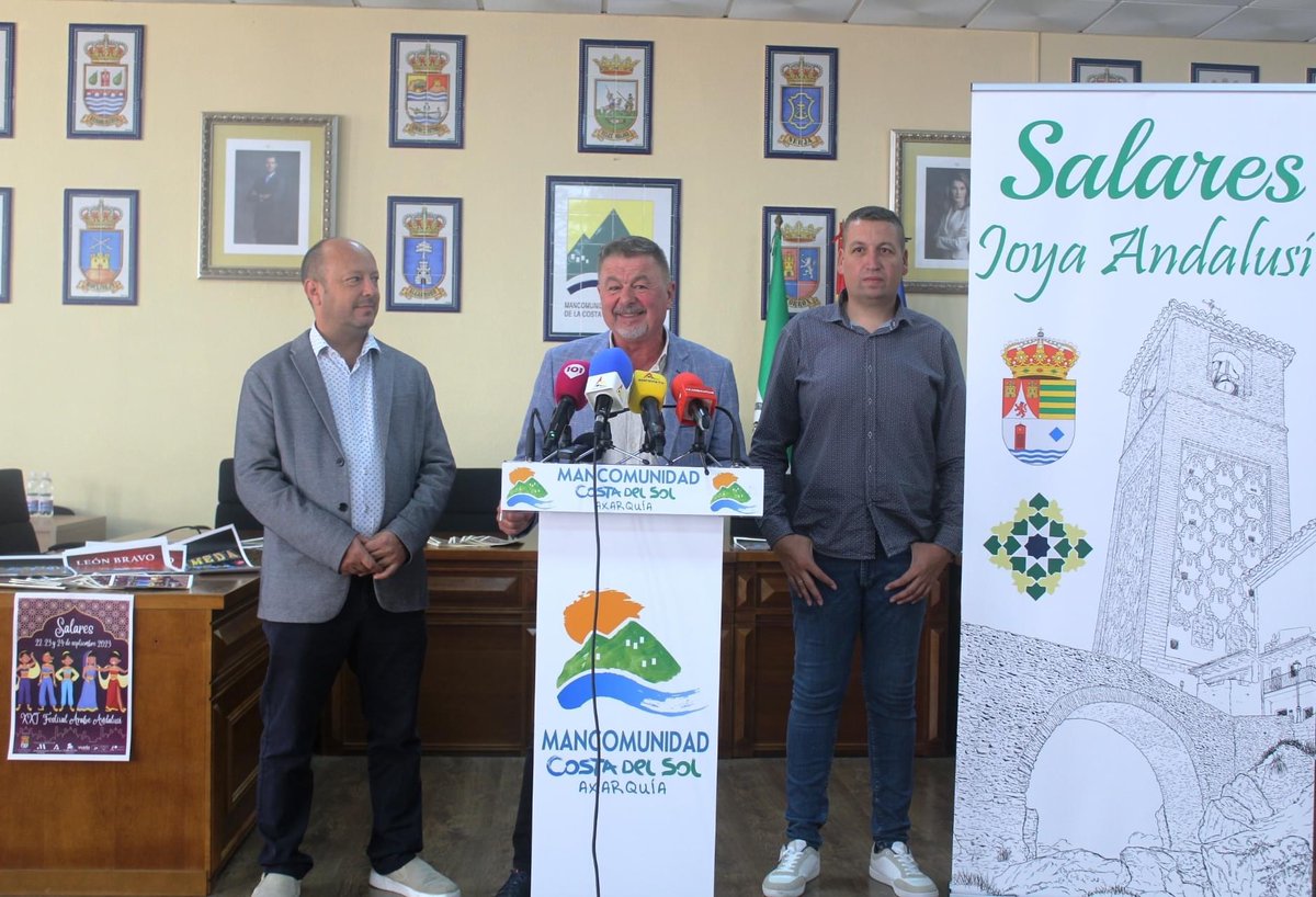 El presidente de la Mancomunidad de Municipios de la Costa del Sol Axarquía, Jorge Martín, el alcalde de Salares, Pablo Crespillo y el concejal de Fiestas, Daniel Ramos, presentan la programación de la XXI edición del Festival Árabe Andalusí que tendrá lugar este fin de semana.