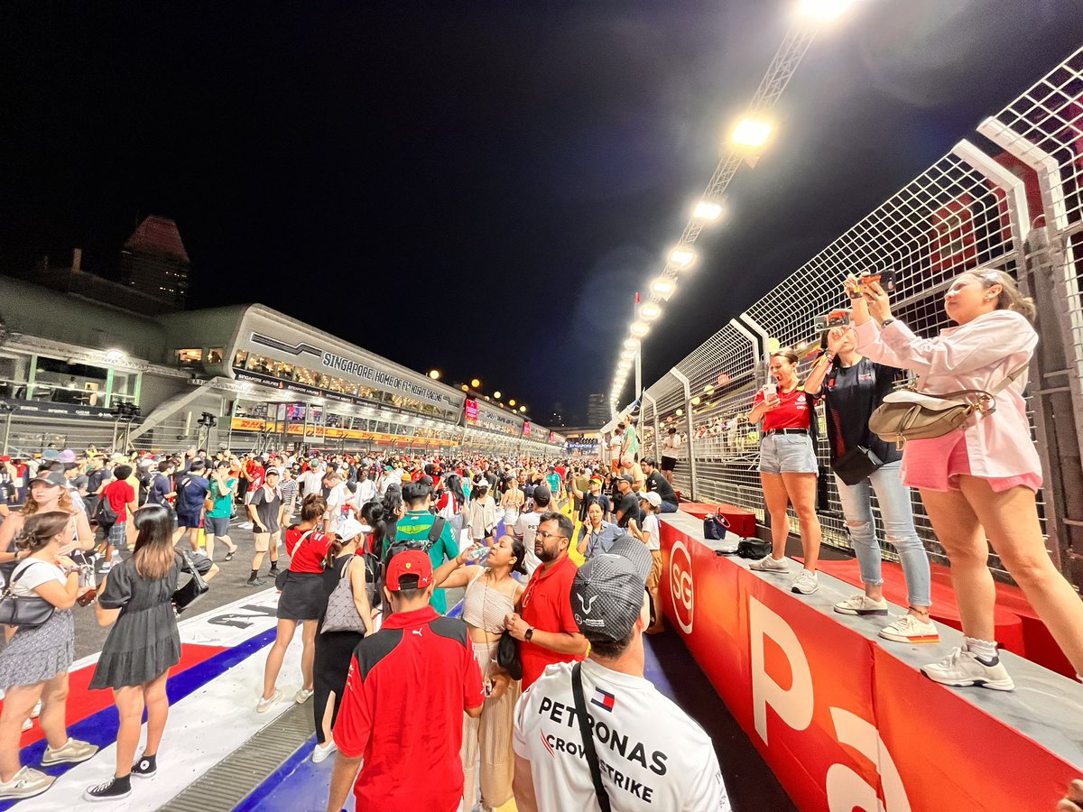 Mayank211's tweet image. Post race crowd on tracks . Brilliant colors and crowds . #singaporef1 #Ferrari #bleedingred