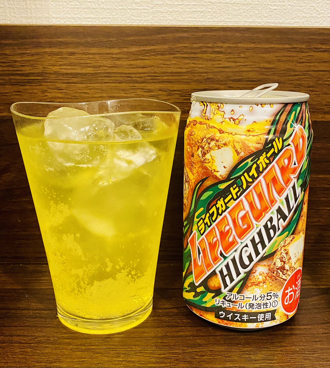 strong_ojisan's tweet photo. それではライフガードハイボールを実飲！

。。。責任者出てこい！なんでウイスキーとライフガード混ぜたゴルァ！！超生命体飲料の味わいの後にウイスキーが無駄に香り、最後に甘味料の退廃の味が残る

7つのビタミン、7つのアミノ酸、そしてウイスキーが織りなす不協和音。よくシャバに出したなこれ https://t.co/l4sWTA4TKp