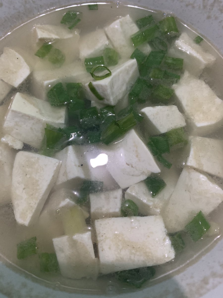 manisrasakeju's tweet photo. Ya Allah kalian harus masak ini kalo suka sama supnya h**b*n, percis  rasanya tp versi murce😭😭
Ini aku recook dr ka dindalamanda

✅segenggam ikan teri di gongseng sampai kering terus ulek sampe alus
✅cingcang 5 baput trus tumis dipanci pake minyak wijen
✅kalo dah wangi masukin air sekiranya 700-1000ml
✅kasih kecap asin 2sdm kalo ada
✅masukin teri yang udah dialusin
✅kasih garem sama totole trus cobain
✅kalo udah mateng airnya masukin tahu yg udah dipotong kecil2 aku pake tahu bandung yg putih lalu masukan irisan daun bawang, masak sampe tahu nya mateng kira kira 5menitan

Dahhh kalian selesai, huhu sumpah walaupun murah tp beneran deh mirip bgt sm sop itu😭

Slamat mencyoba🫶🏻