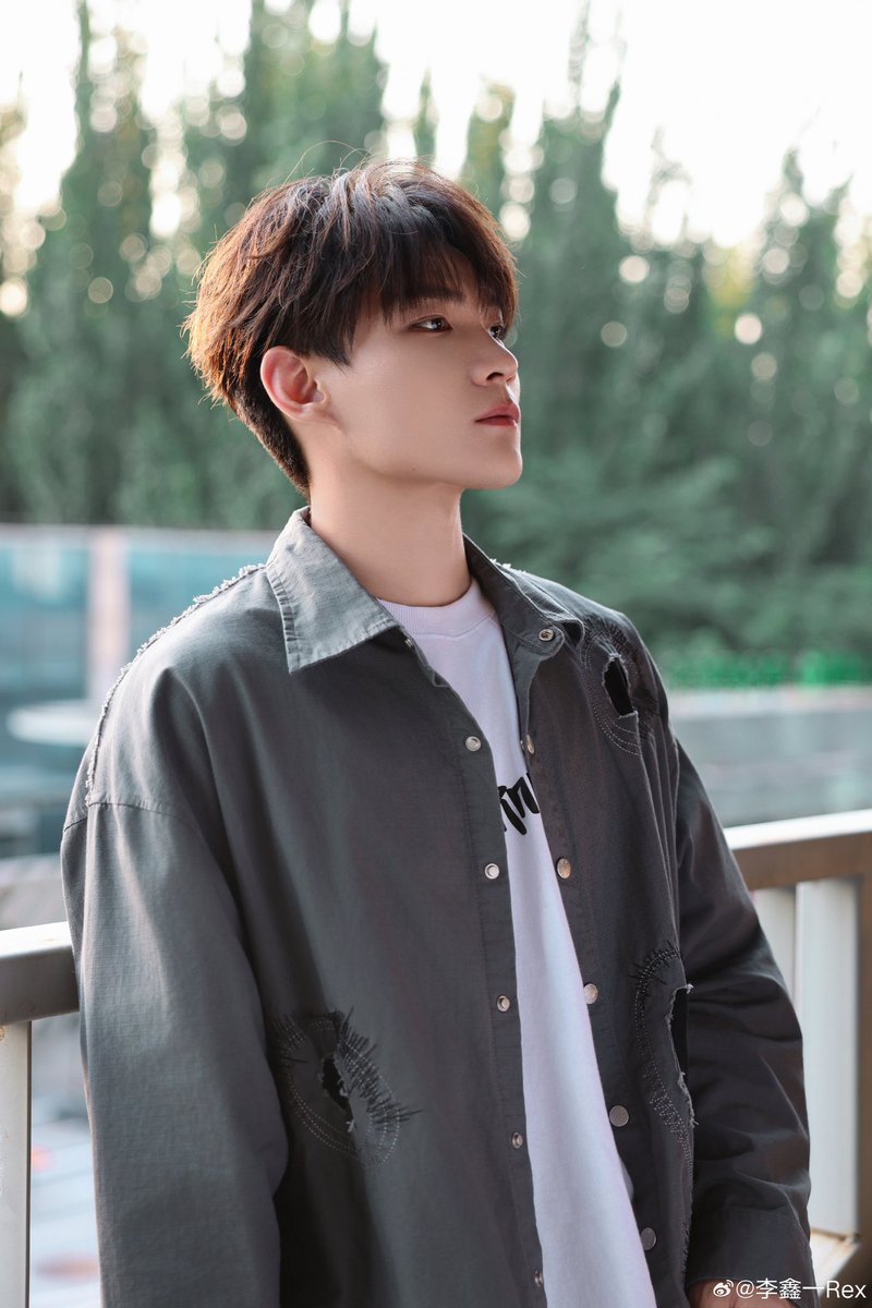 LiXinyiTH's tweet photo. 2023.09.19 Weibo Update 

“ให้พูดตรงๆ จาก☀️ถึง🌙
ในกลุ่มภาพ3กลุ่มนี้คุณชอบกลุ่มไหนครับ🤔 เม้นเลือก1.2.3”

#หลี่ซินอี #LiXinyi #RexLi #李鑫一 https://t.co/kOT2gdwWWL
