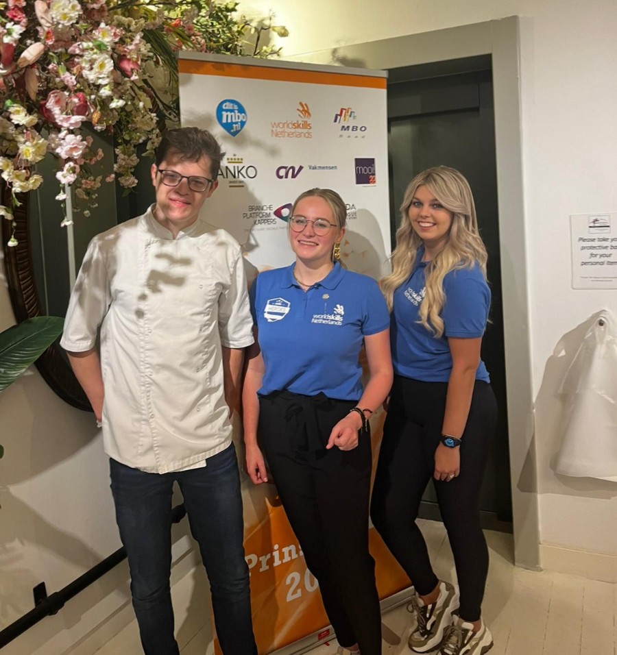 ROC van Twente (@rocvantwente) on Twitter photo Onze studenten Iris, Marly en Stan schitteren vandaag in Den Haag op #Prinsjesdag. Ze laten hun talenten zien, nadat ze afgelopen jaar hebben meegedaan aan nationale wedstrijden van Skills The Finals. Een mooie ervaring voor deze toppers! <a href="/WorldSkillsNL/">WorldSkills NL</a> #ditismbo #vakmanschap Onze studenten Iris, Marly en Stan schitteren vandaag in Den Haag op #Prinsjesdag. Ze laten hun talenten zien, nadat ze afgelopen jaar hebben meegedaan aan nationale wedstrijden van Skills The Finals. Een mooie ervaring voor deze toppers! <a href="/WorldSkillsNL/">WorldSkills NL</a> #ditismbo #vakmanschap