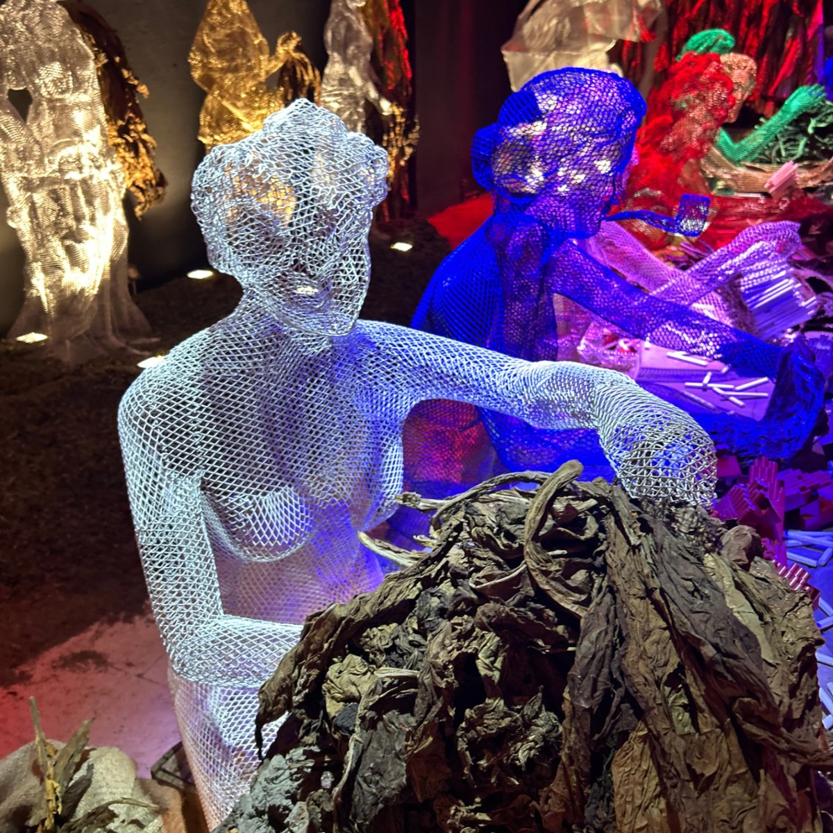 LandArtAndorra's tweet photo. 🧑🎨Toni Cruz
🇦🇩 Andorra
🖼️“Memòries”
📍CATSA
Un homenatge a la indústria del tabac.
La instal·lació ocupa un dels espais centrals de la biennal.
L’escena -al segon pis de la CATSA- la dominen 24 figures de malla ocupades en l’elaboració de cigarretes i cigars. #impactant https://t.co/jUKTDlpf6B