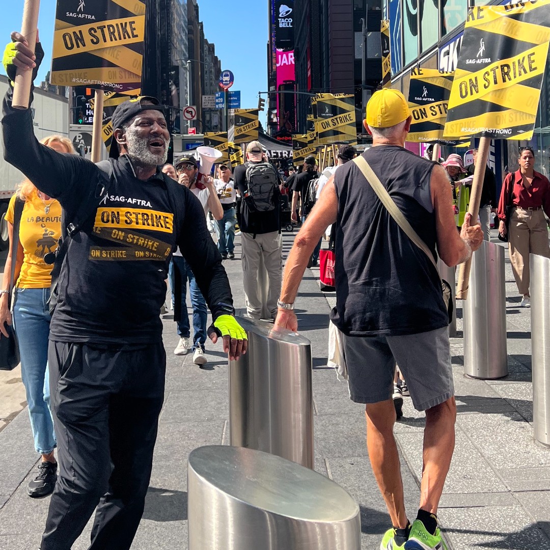 sagaftra's tweet photo. 🌞 Good morning, performers! ☕✨ The fight for fairness never rests, and today is YOUR day to join our movement for a fair contract and a brighter industry. Find a #SagAftraStrike picket or event near you at https://t.co/EE6qPXDi3T. 💪🎭 #SagAftraStrong https://t.co/SEVdNuBJMZ