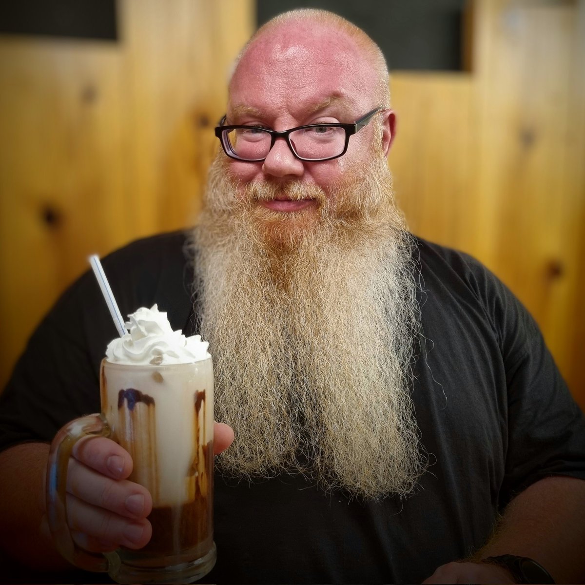 DerBlitz's tweet image. lässt es nach ein paar langen, anstrengenden, aber letztendlich doch sehr schönen Tagen in #Osaka am letzten Abend "ausnahmsweise" (hüstel) mal so richtig krachen... mit 'ner Schokomilch 😹 #DerBlitzunterwegs #Japan