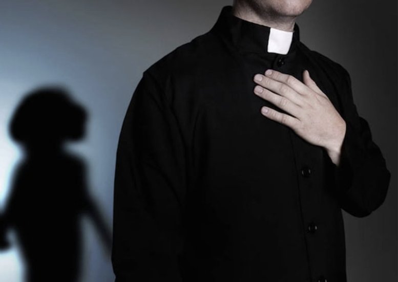 HarolNieto's tweet image. Este #FelizMartes denuncian a cura del Colegio San Carlos por el abuso sexual de un niño.
Manuel Cely, sacerdote y prior benedictino, fue denunciado por la familia de un menor de siete años, estudiante del prestigioso Colegio San Carlos, por donde han pasado, entre otros, los…